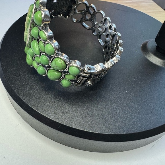 Cameo, Green Howlite Bangle Bracelet in Silvertone (7.0 In) 26.00 ctw - Picture 2 of 7